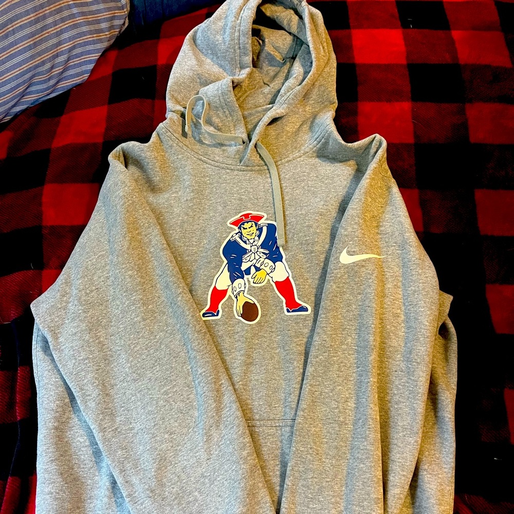 Nike men’s New England Patriots sweatshirt.